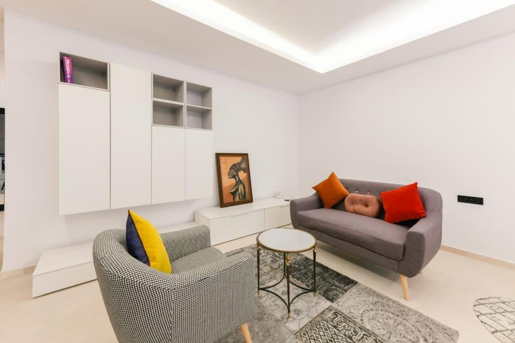 Luxury One Bedroom - Location Apartment *