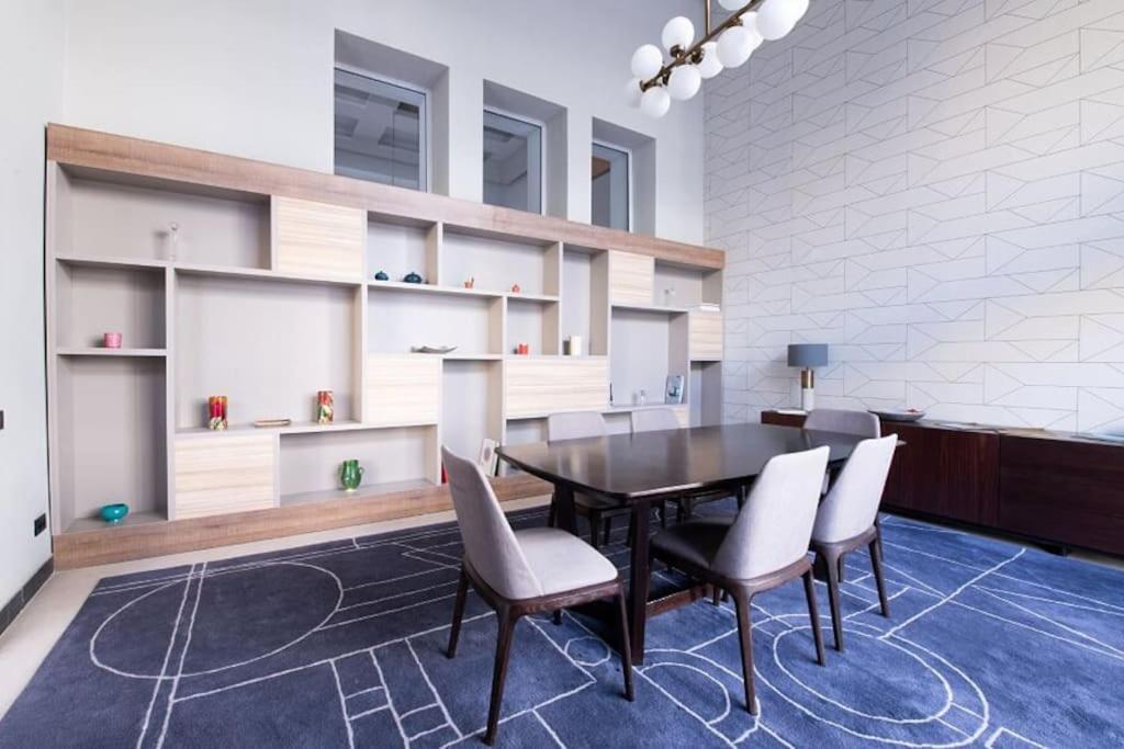 Luxury One Bedroom - Location Apartment *